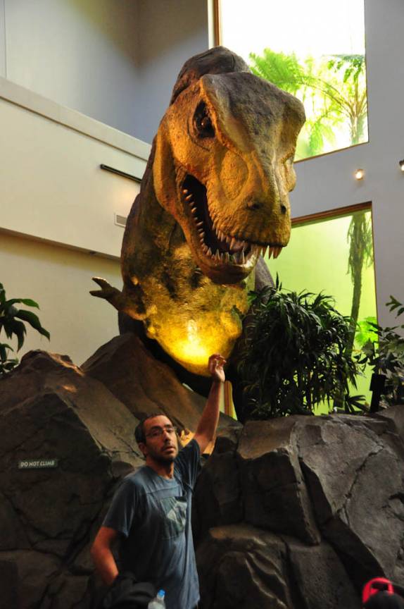 Enfrentando um tiranossauro no Jurassic Park, no parque da  Universal, em Orlando, na Flórida - Estados Unidos